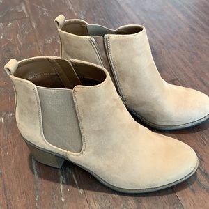 White Mountain Chelsea Boot